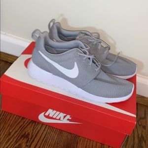 Nike Roche one (PRICE DROP GET THEM WHILE YOU CAN)